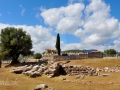 Mesénia -  archeologické nálezisko s novším cintorínom v pozadí