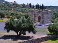 Stará Mesénia - Mauzóleum významnej rodiny  Saithidae na konci štadióna obklopený olivovníkmi