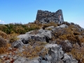 Z mlyna na vrchole kopca nad kostolom Agios Georgios zostala už len ruina (Kythira)