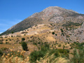 Mykény, akropola, za ňou hora sv. Eliáša (Agios Ilias)