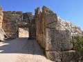 Mykény, Levia brána, pôvodne s dvojitými drevenými vrátami, vysoká 2,95 m a široká 3,10 m