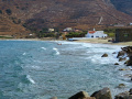 Pláž Korthi (alebo aj Milos) v Ormos Korthi. Často je vystavená vetru, preto ju obľubujú surferi. Časť je organizovaná.