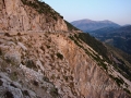 Cesta nad Myrtosom vedúca z Fiskarda na juh