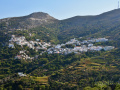 Dedina Koronos, ktorá v minulosti prosperovala vďaka neďalekým baniam.