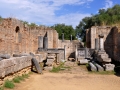 Olympia - Feidiova dielňa (3/4 5. st. pred n. l.) so stĺpmi a múrmi kostola, ktorý postavili neskôr na jej mieste.