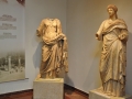 Olympia, vpravo socha Popae Sabiny, manželky cisára Nera, a vľavo socha Domitie, manželky vládcu Domitiana.