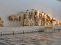 Olympia, dochované fragmenty východného štítu Diovho chrámu, preteky vozatajov - Pelopa, Tantalovho syna, s Oinomaosom, kráľom neďalekej Pisy, v strede Diova socha.