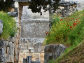 Vstup do hrobky krášlili jarné kvety.