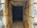 Na severovýchodnej strane tholosu sa nachádza bočná komora, do ktorej sa vstupuje cez dvere vysoké 2,12 metra.