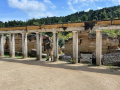 Proscenium (javisko) a porticus post scaenam (stĺporadie za scénou divadla)