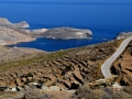 Z kláštora je výhľad aj na sever ostrova. Dolu je záliv Panormos s plážami a maják na ostrove Planitis.