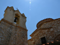 Byzantský kostol Panagia Koronisia pochádza z 10. storočia. Samostatnú zvonicu postavili až koncom 19. storočia