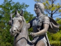 Pella, socha Alexandra Veľkého, v ruke drží okrídlenú sošku Niké