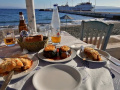 Peloponéz 2021 - itinerár -  v taverne Tzivaéri v Neapoli Voion s pohľadom na trajekt premávajúci na ostrov Kythira