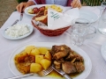 Bravčové mäso vo vínovo-medovej omáčke, pečené zemiaky, kuracie souvlaki obalené slaninou a tzatziki - K starým mlynom, Kythira