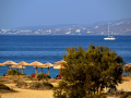 Priblížený pohľad na pláž a pobrežie susedného ostrova Paros