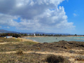 Pláž Alykes, vľavo parkovisko