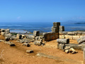 Pleurón, divadlo, proscénium a zvyšky obrannej veže. Na obzore sú soľné lagúny pri Messolonghi.