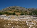 Pleurón, agora a pohľad na kopec Arakynthos s akropolou