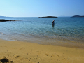 Pláž Pavlopetri  ostrovček Pavlopetri, okolo ktorého leží potopené mesto.