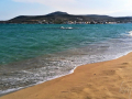 Pohľad na ostrov Elafonisos z pláže Pavlopetri za veterného počasia.