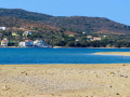 Pláž Pavlopetri a priblížený pohľad na ostrov Elafonisos