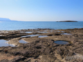 Pavlopetri, sčasti zatopené prehistorické hroby a ostrovček Pavlopetri, okolo ktorého leží potopené mesto.