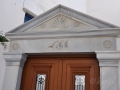 Pyrgos, Tinos - typický trojuholníkový štít nad vchodovými dvermi - pediment