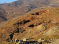 Ostrov Serifos - krajina prederavená po ťažbe železnej rudy