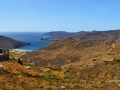 Ostrov Serifos, pohľad na juh ostrova s plážou Vagia