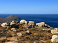 Ostrov Serifos, juh ostrova s granitovými balvanmi podobnými tým na Tinose http://kapab.sk/ostrov-tinos-o-balvanoch-holubnikoch/