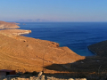 Ostrov Serifos - diery po ťažbe železnej rudy, na obzore vľavo ostrov Milos