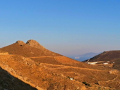 Ostrov Serifos - pohľad na východ, za kopcom leží prístav Livadi