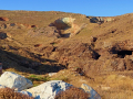 Ostrov Serifos - krajina prederavení po ťažbe železnej rudy
