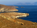 Ostrov Serifos - diery po ťažbe železnej rudy, na obzore vľavo ostrov Milos