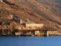 Ostrov Serifos, zvyšky rampy v Megalo Livadi s baňou na železnú rudy