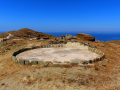 Ostrov Serifos, aloni - mlátiaci kruh, resp. holohumnica http://kapab.sk/kaplnka-ag-athanasios-klastor-panagia-katapolianis-a-aloni-tinos/  a na obzore ostrov Kythnos