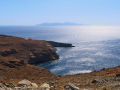 Ostrov Serifos, pohľad na maják na juhovýchode ostrova a na ostrov Milos na obzore