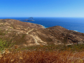 Ostrov Serifos, krajina na východe s ostrovom Vous na západe