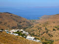 Serifos - pláže, Sikamia pohľad od cesty, na horizonte ostrov Kythnos