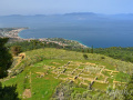 Zvyšky budov pod akropolou z nádherným výhľadom na výbežok s plážou Akrata, Korintský záliv a okolitú krajinu.