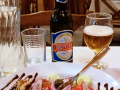 Syrrako, na večeri v taverne Stavraetos, choriatiki (grécky šalát) a jedno z naj pív - Vergina