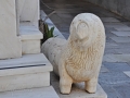 Tinos, Chora, mramorový lev jedného z tinoských sochárov