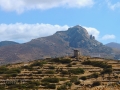 ostrov Tinos - ruiny mlyna, v pozadí vrch Exombourgho