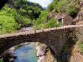 Tzoumerka  - kamenný most  ponad rieku Kalarritikos vedľa železného mosta za dedinou Mistras