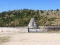 Vikos - pamätník na kopci Gkampala na počesť obetí v 2. sv. vojne cestou do Vikosu