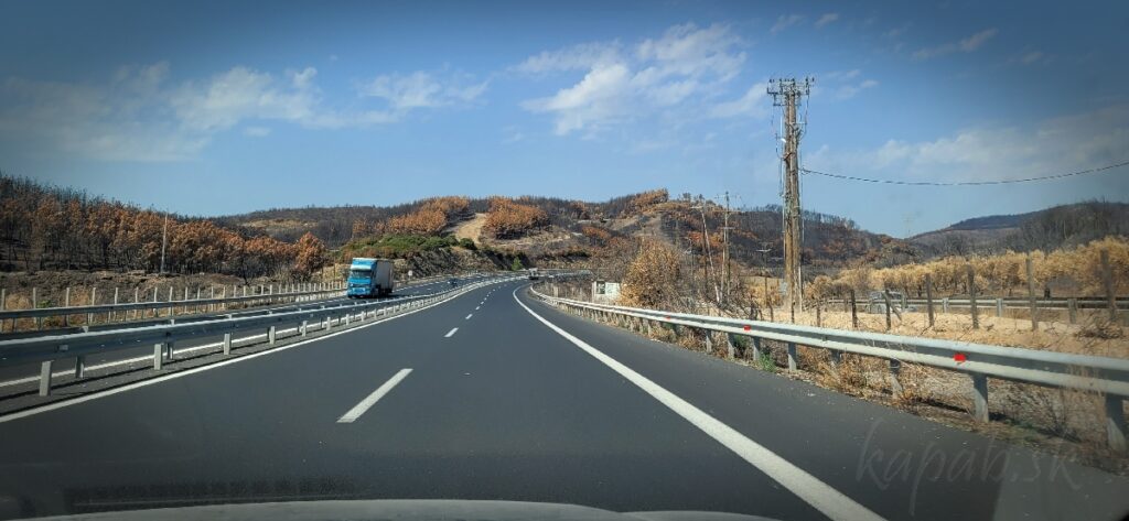 Spálená krajina okolo diaľnice z Alexandropouli