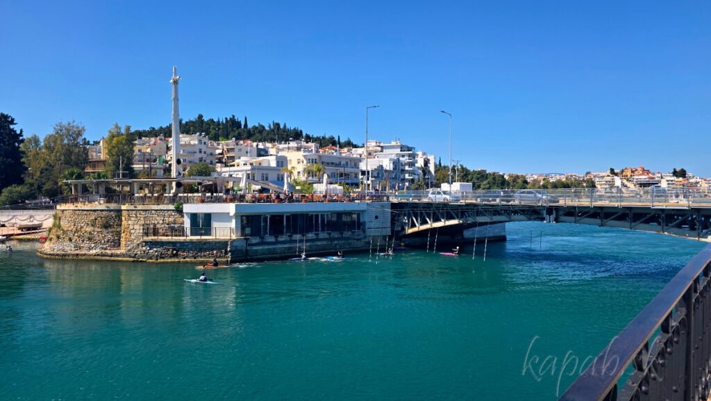 Chalkida - starý most Evripos a kajakári na tréningu Chalkida - starý most Evripos a kajakári na tréningu