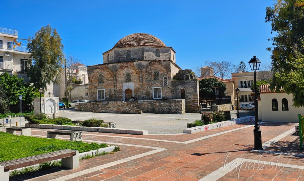 Mešita Emir Zade s fontánou vľavo, Chalkida